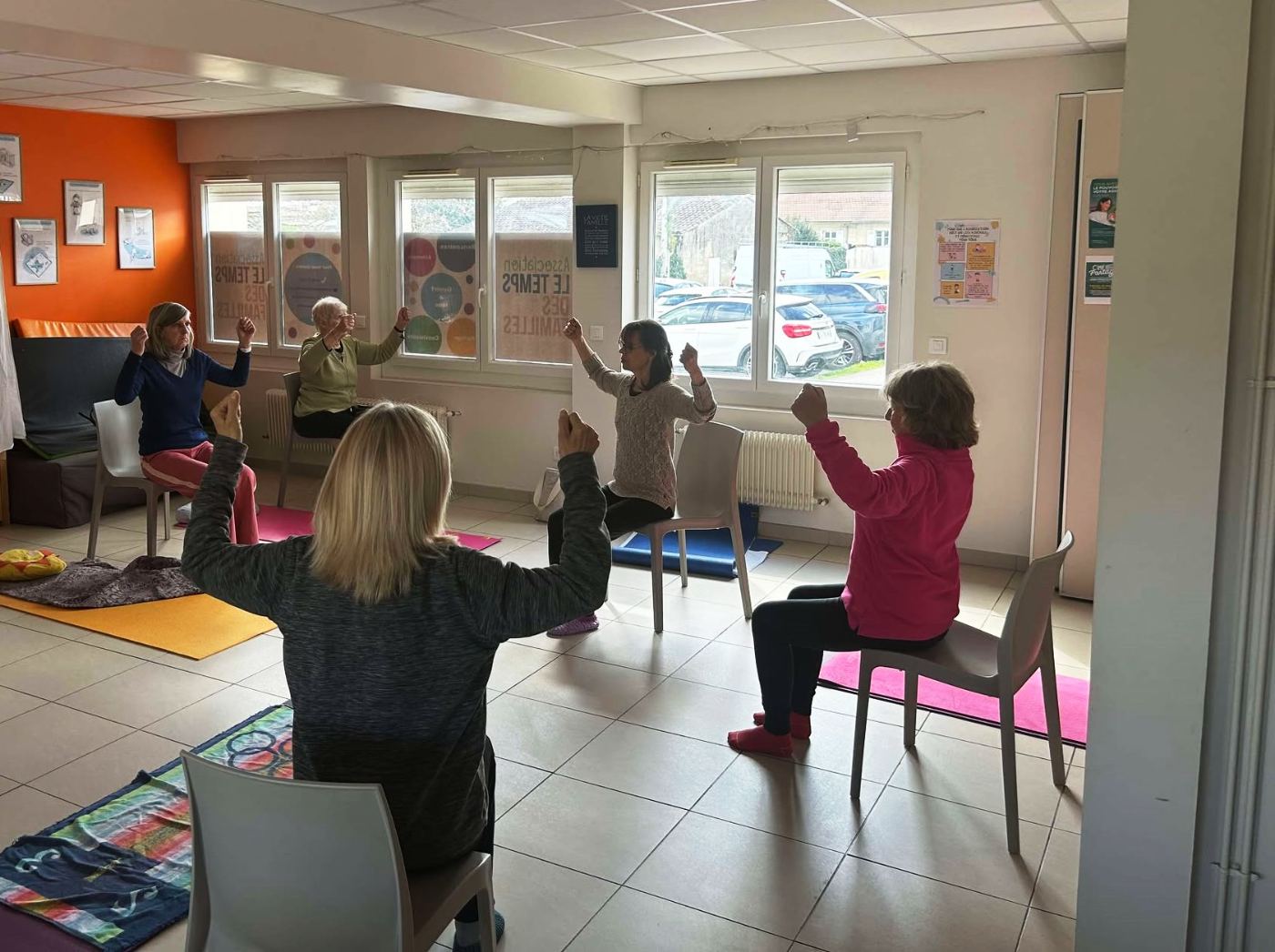 Atelier de gym douce sur chaise dans le local du Temps des Familles