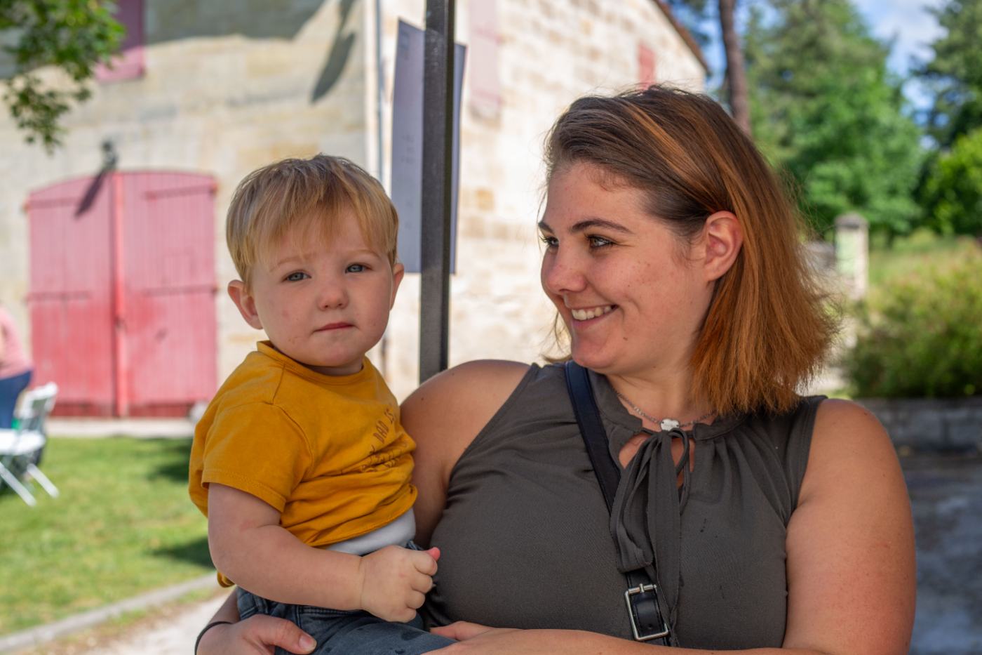 Une maman et son enfant souriants lors de la fête