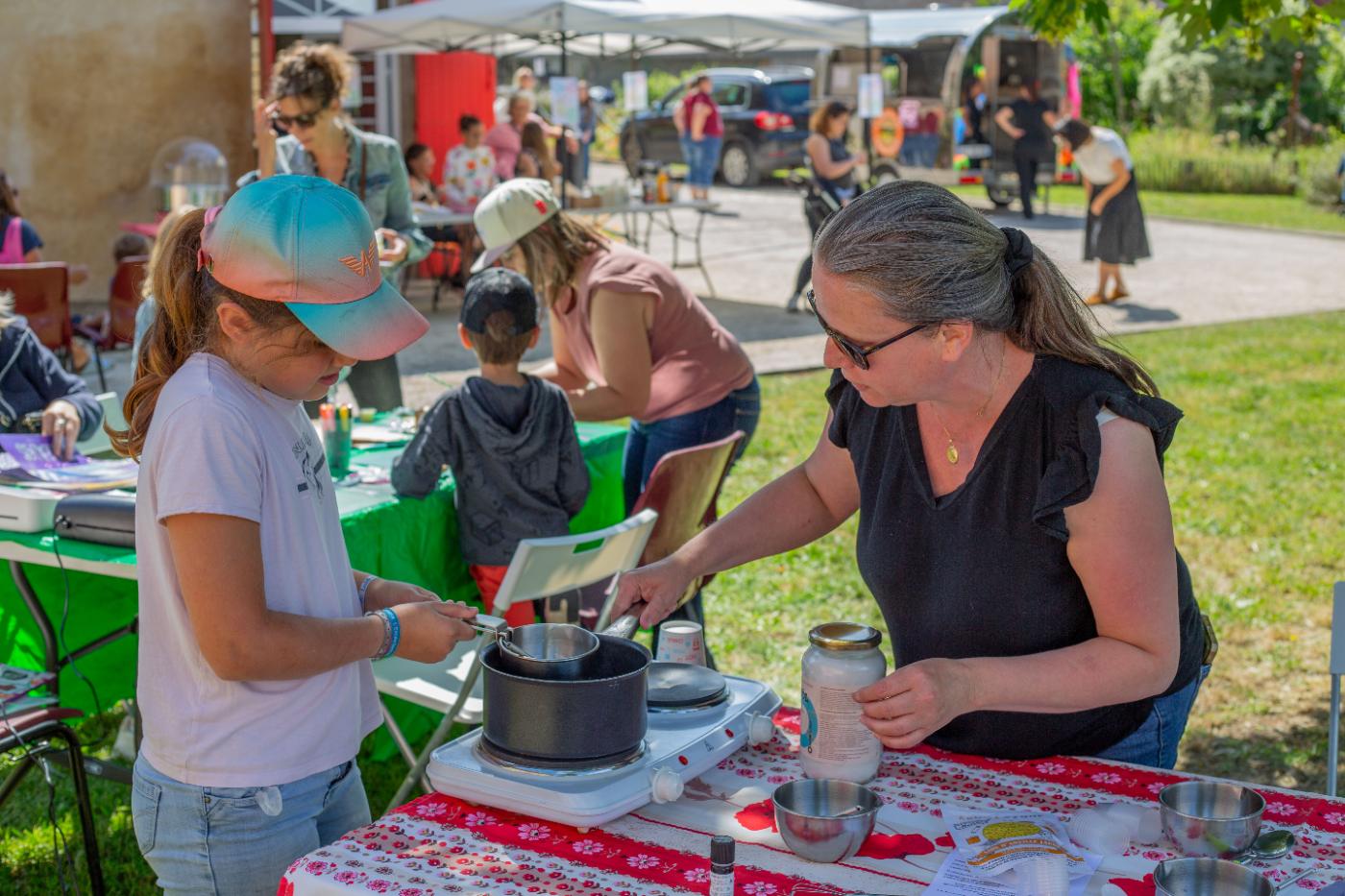 Atelier cuisine en extérieur avec des enfants